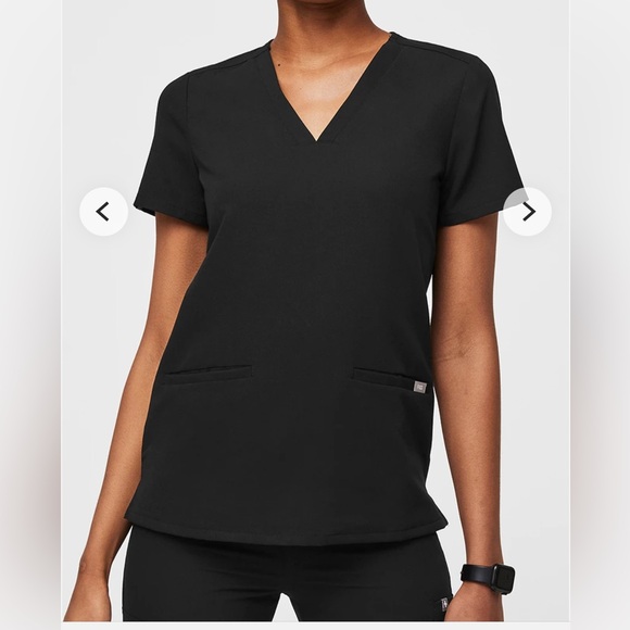 Figs Tops - FIGS scrub top in black